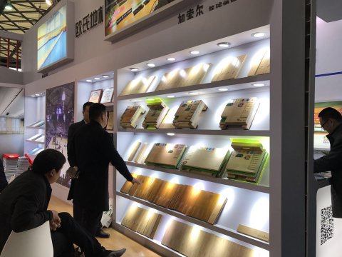 不同材質(zhì)的運(yùn)動木地板對比