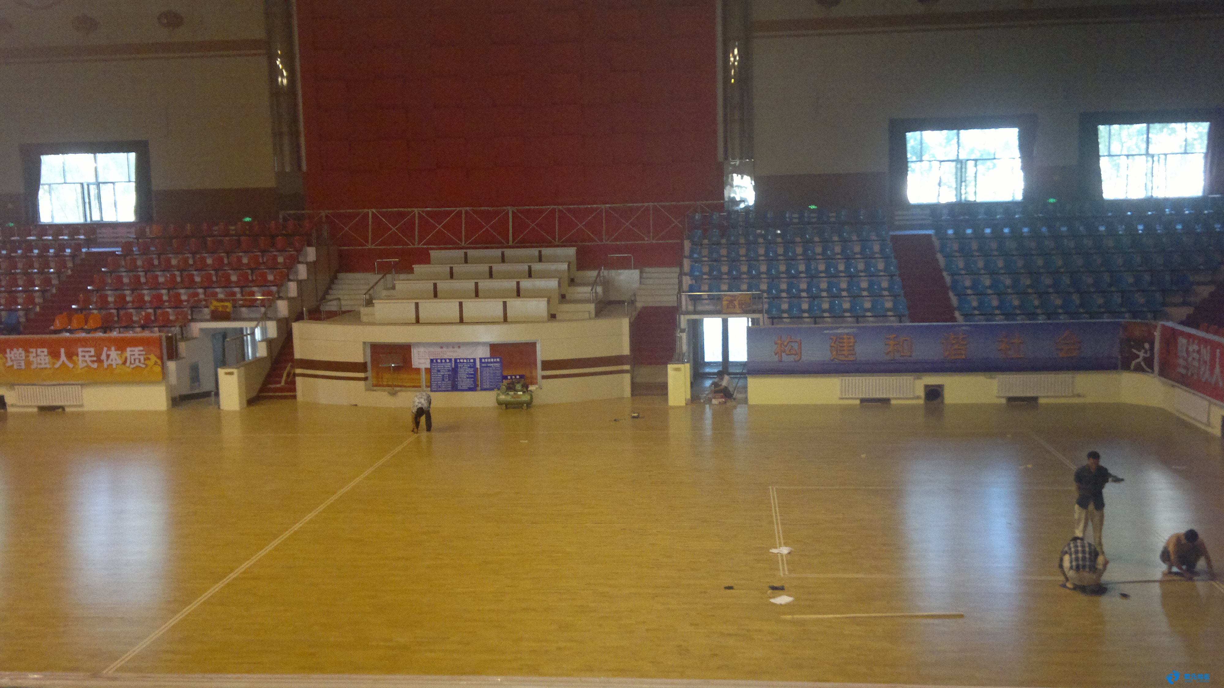 建水體育場運(yùn)動木地板廠家直銷