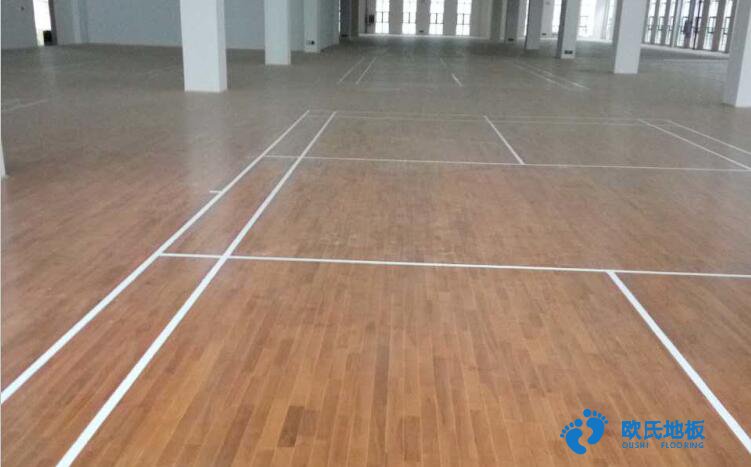 烏?；@球地板如何施工