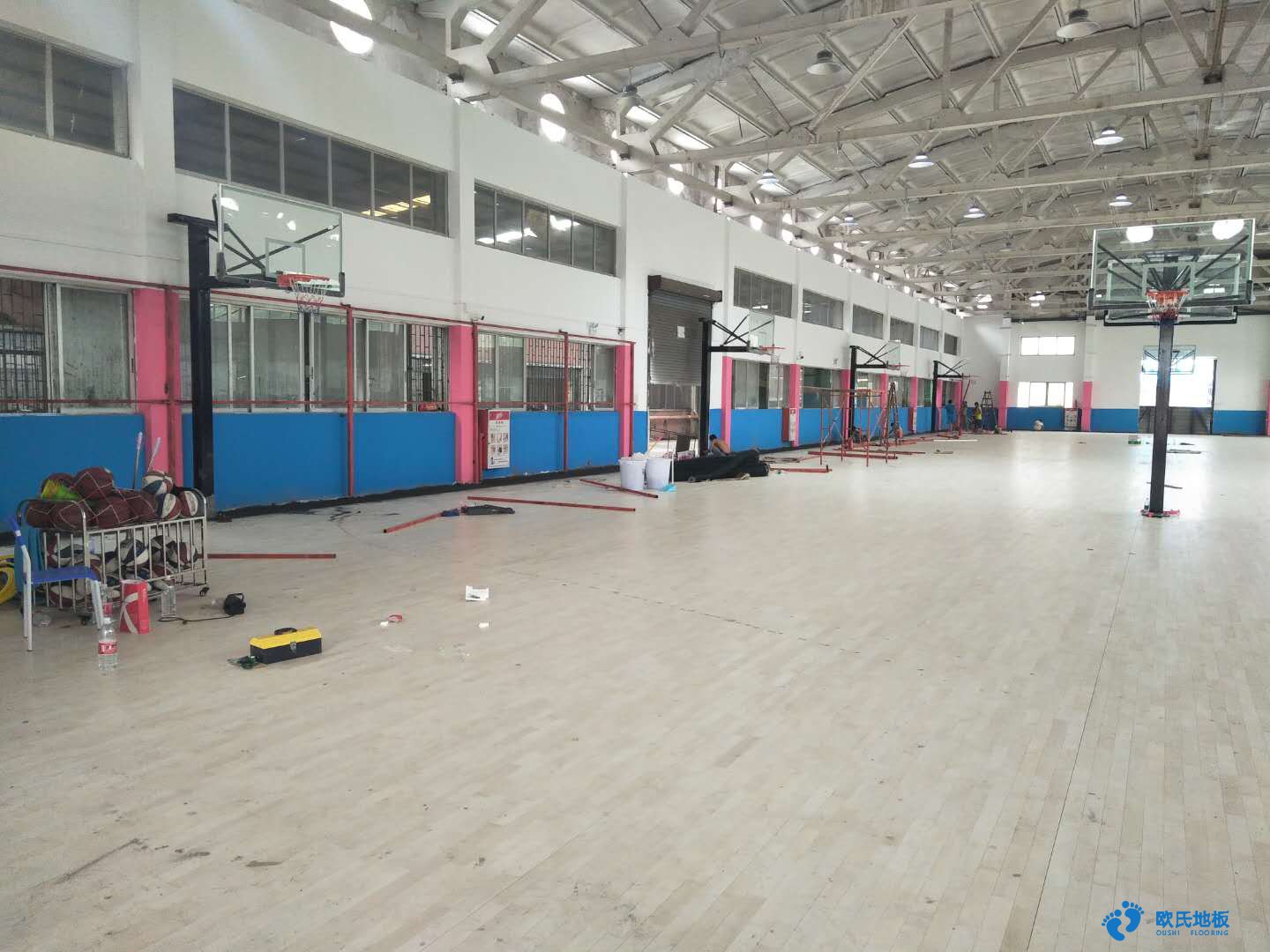 烏?；@球地板如何施工