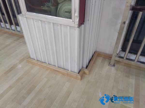 學(xué)?；@球場地木地板能拖嗎