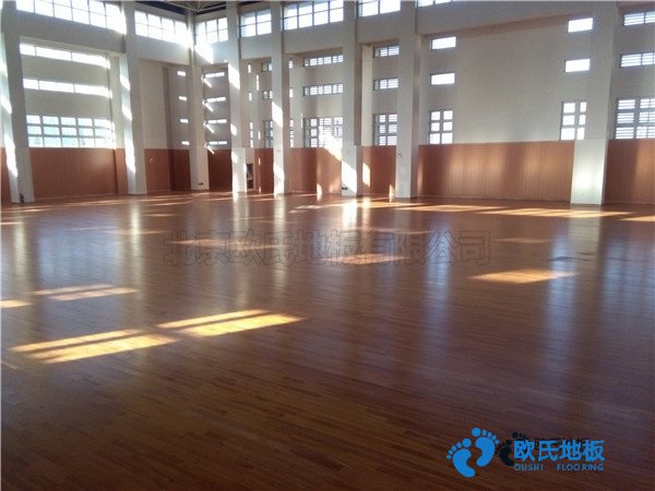 學(xué)?；@球場木地板的變形量