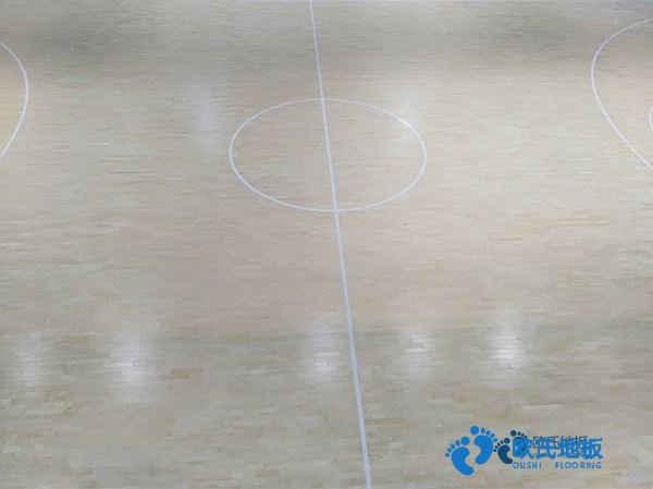 學?;@球場館地板能拖嗎