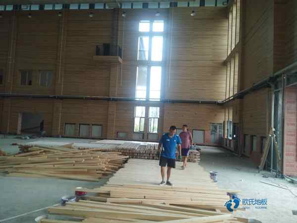 學(xué)?；@球場地地板耐磨層1