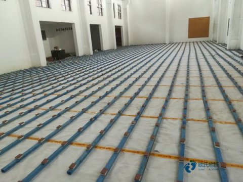 單龍骨體育場(chǎng)地地板如何保潔