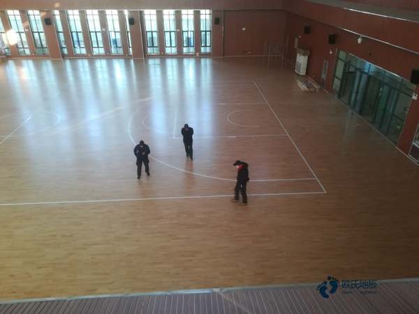 學(xué)?；@球地板用什么材料好3