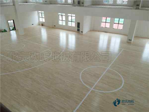 學?；@球運動地板施工步驟2